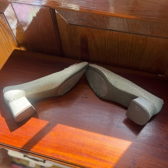 Elegant Gold Women's Flats with Crystal Embellishments - Picture 7 of 8